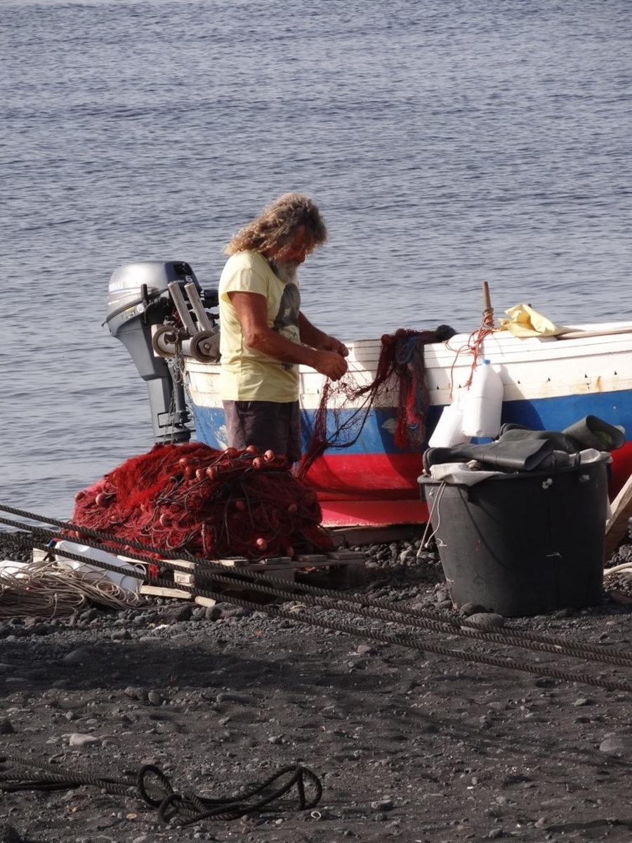 171 - Guardando il lavoro dei pescatori in attesa dell'aliscafo