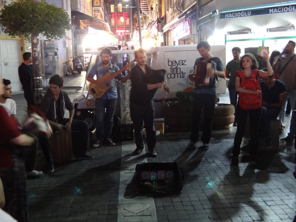 005 - Un pò di musica in piazza a Kadıköy
