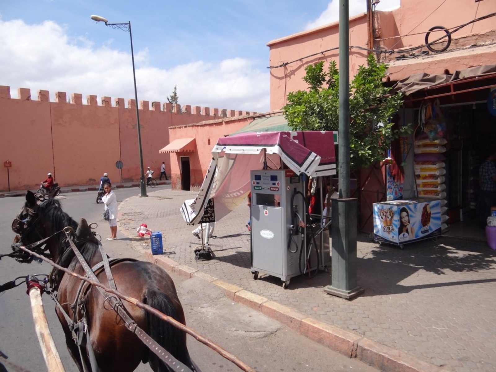 449 - Marrakech - Distributore su ruote