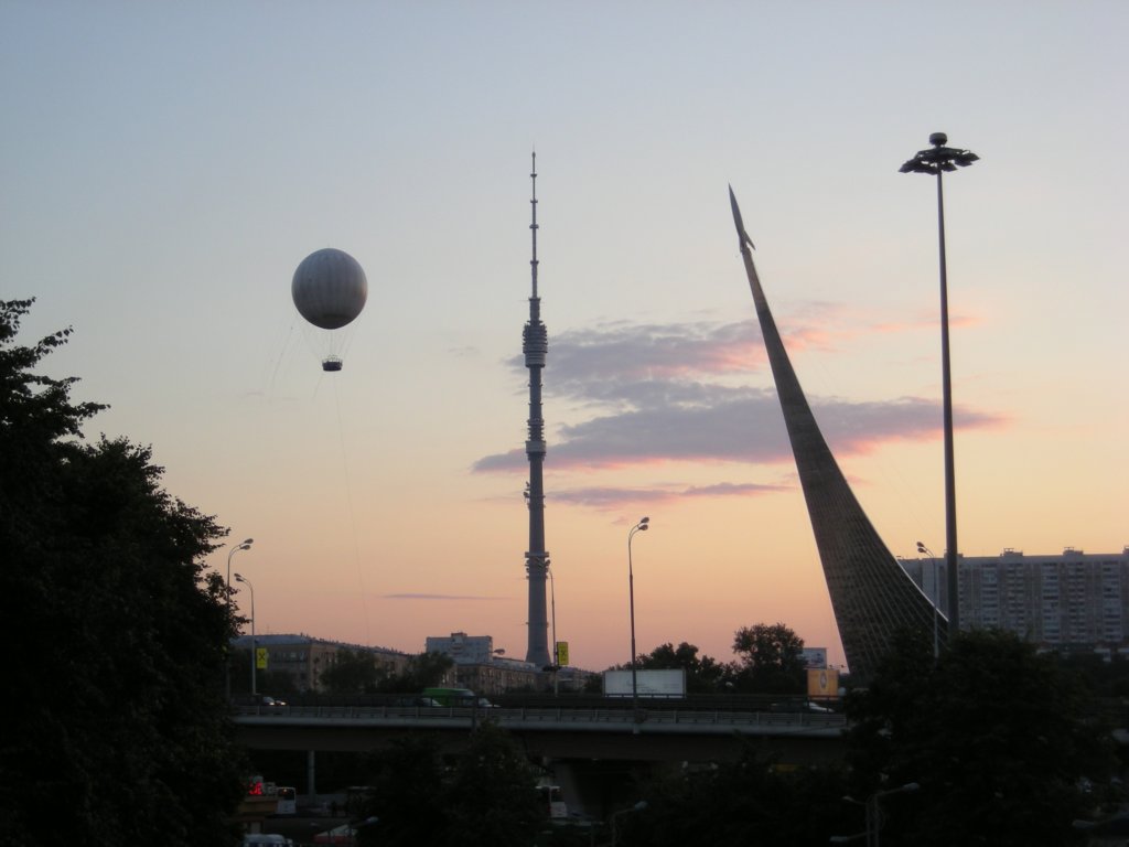 071 - Mosca - Monumento ai Conquistatori dello spazio e antenna televisiva
