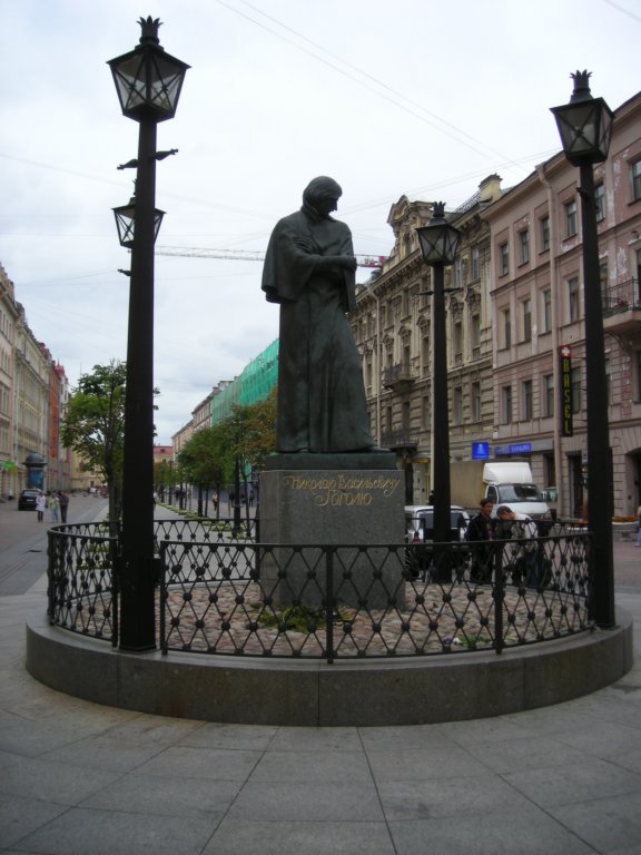 187 - San Pietroburgo - Nevski prospekt (vicino) - Monumento a Gogol