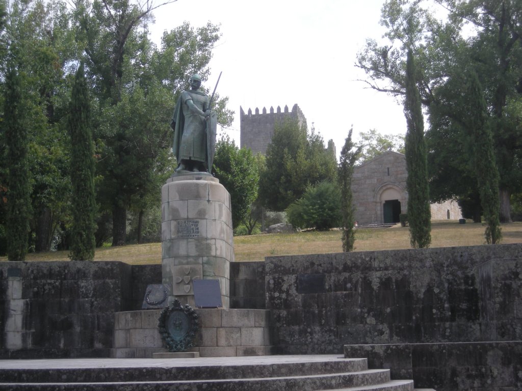 411 - Guimarães - Estatua de Afonso Henriques