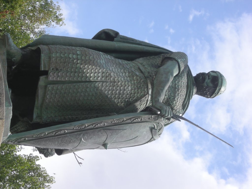 412 - Guimarães - Estatua de Afonso Henriques