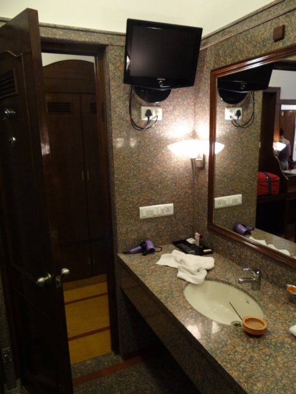 100 - Hotel - Stanza con tv anche in bagno