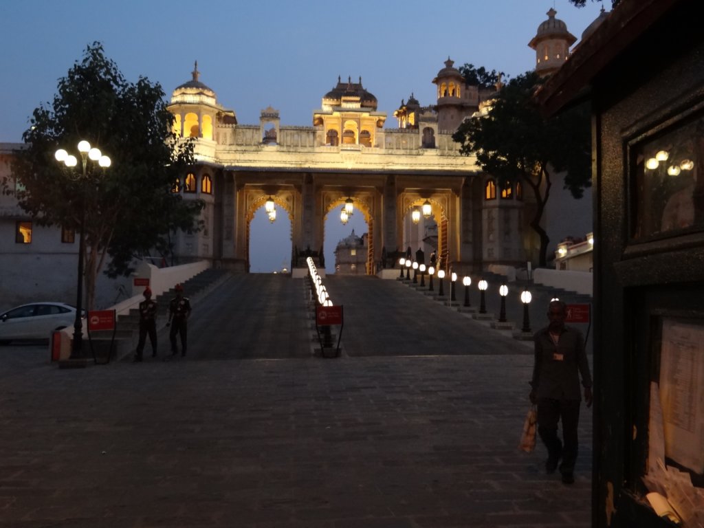 246 - Udaipur - City Palace ..... e alle tue spalle trovi....